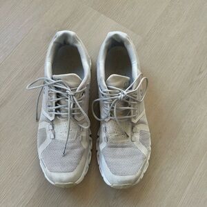 On cloud Light Gray Athletic Sneakers Womens 9.5